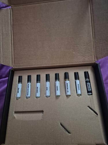 Il Set campioni orientali e legnose di un cliente, aperto per mostrare le otto fiale di profumo allineate all'interno.