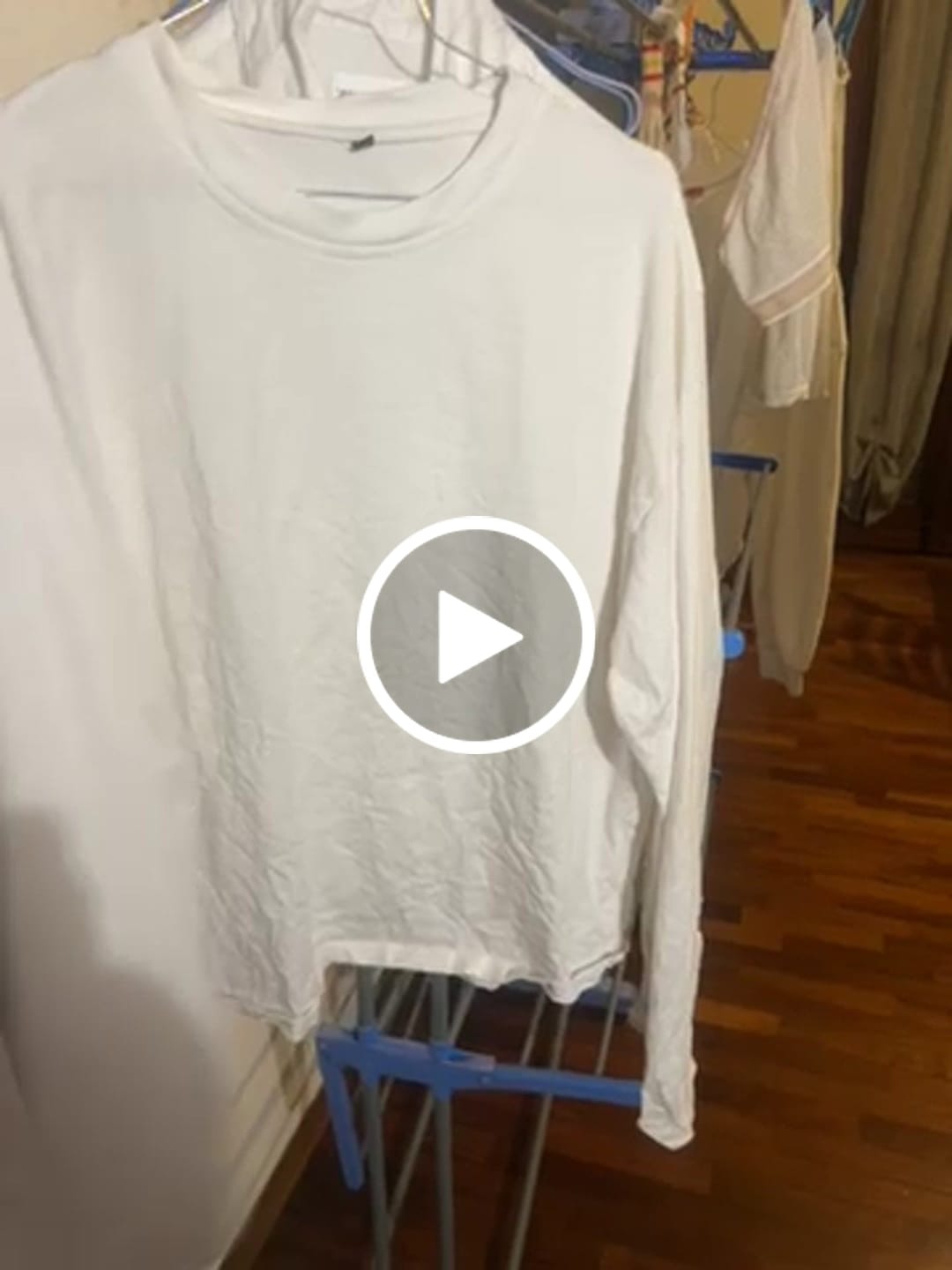 Customer video review of Longsleeve Cropped Blanks 220GSM Off White