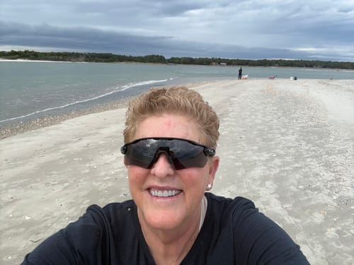 Customer's selfie on a cloudy beach, an outdoor setting where she wears her Piper Pocket Leggings.