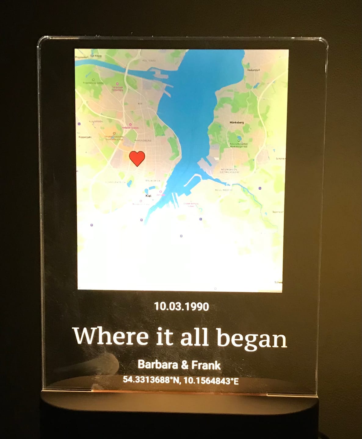 Customer photo review of Wo alles begann - Personalisiertes Nachtlicht mit LED-Holzfuß (14x20)