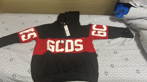 Recensione con foto di un cliente su Felpa con cappuccio con logo a fascia GCDS