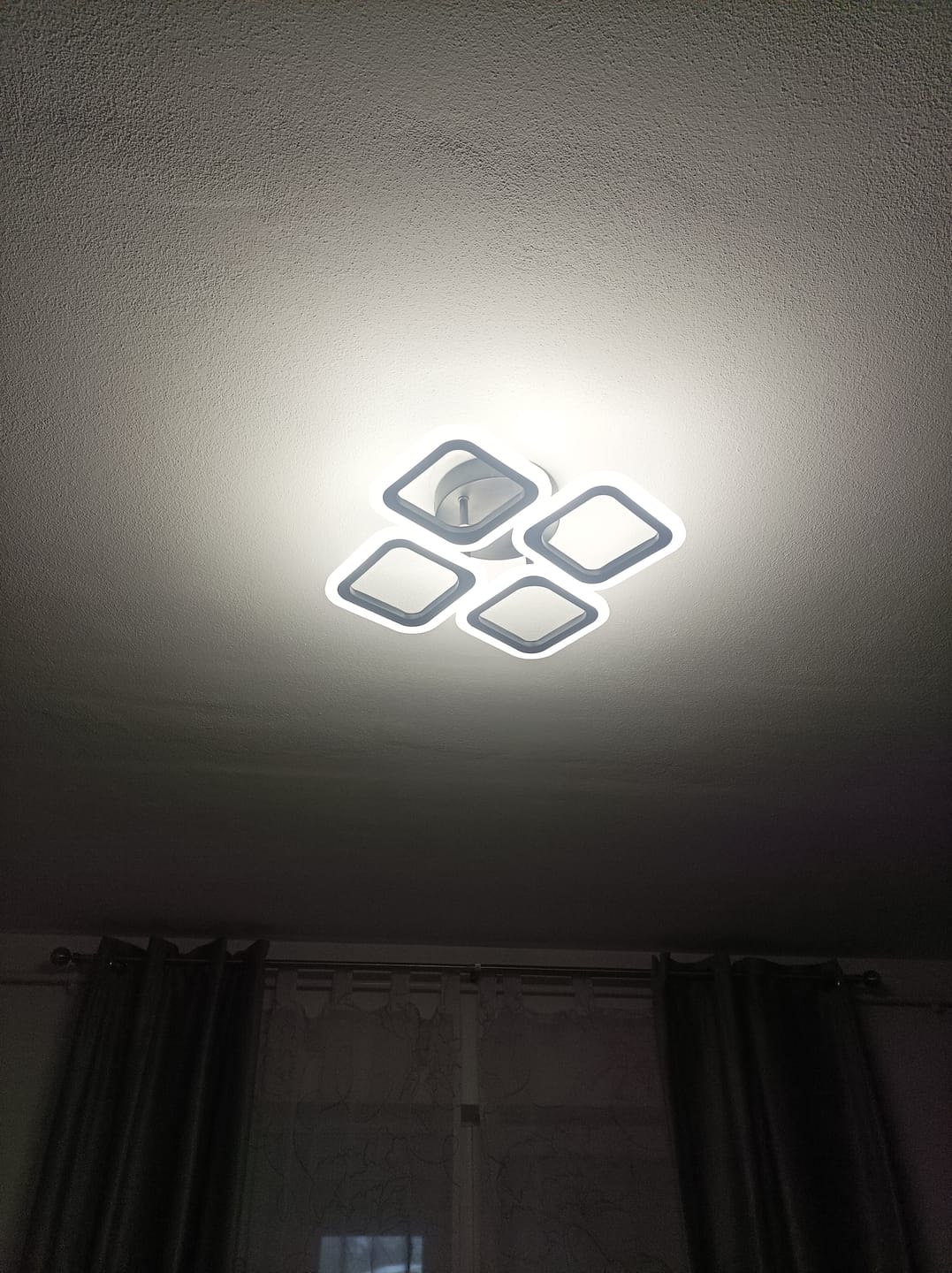 Customer photo review of Lustra LED 4 SQUARES Black Echivalent 250W Telecomanda
