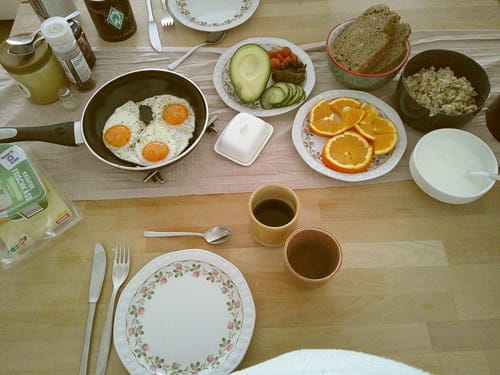 Kundenfoto eines Frühstückstischs, aufgenommen mit der NUVINT Digitalkamera, das den Vintage-Look des Geräts zeigt.