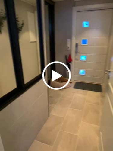 Customer video review of Manhattan vase, sort matt