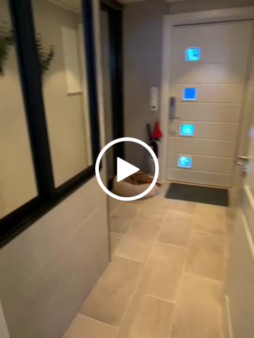 Customer video review of Manhattan vase, sort matt
