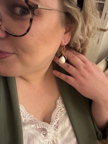 Customer photo review of Elegante Schleifenohrhänger mit kleinem Baumwolltropfen