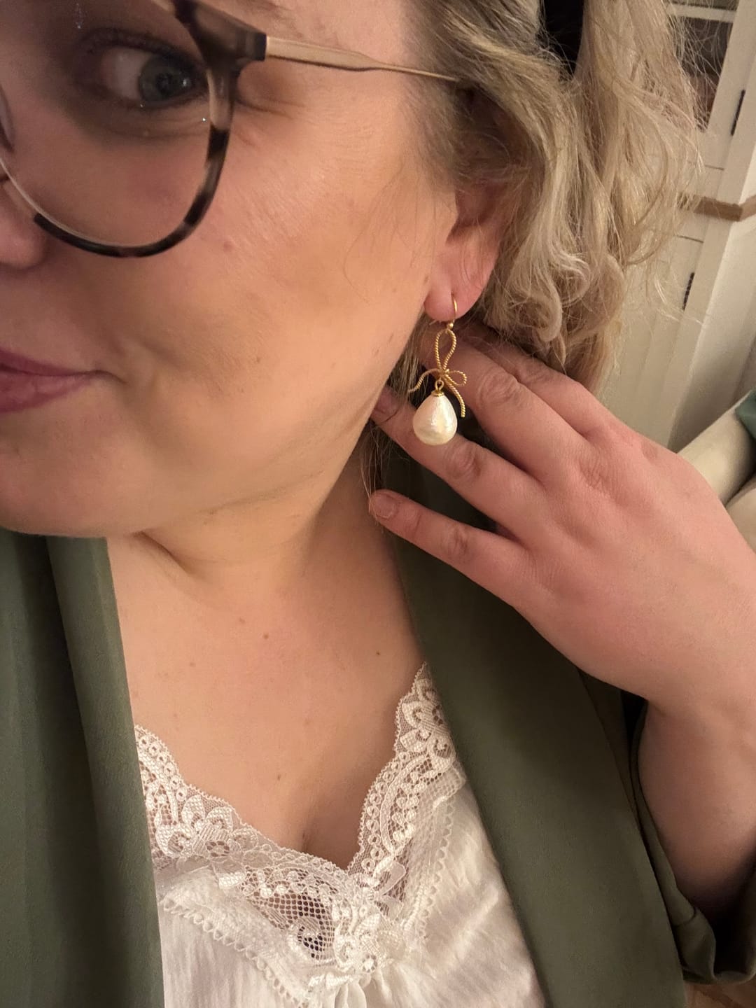 Customer photo review of Elegante Schleifenohrhänger mit kleinem Baumwolltropfen