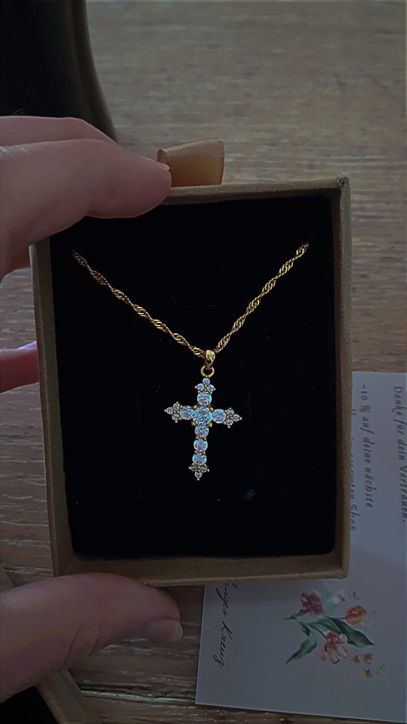 Customer photo review of Collier Croix Traditionnelle