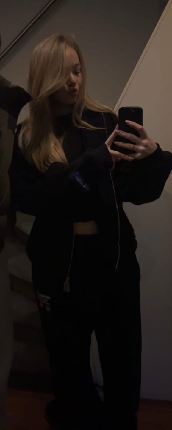 Customer photo review of LABEL ZIP HOODIE BLACK