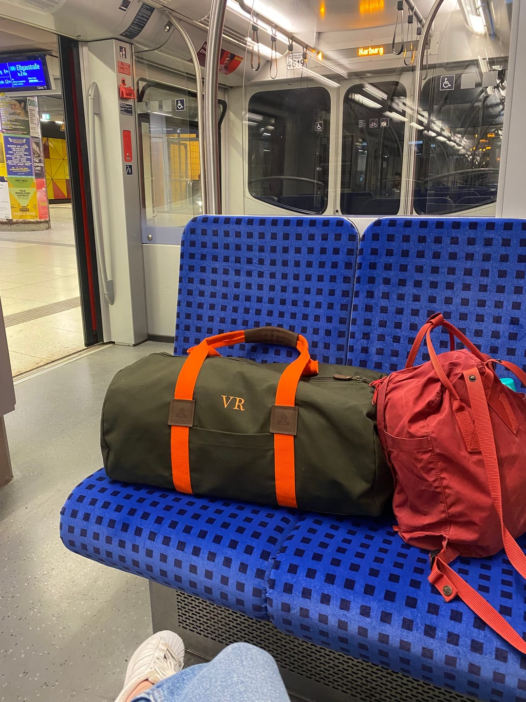 Customer photo review of Dufflebag -M- KHAKI mit orangenem Gurtband