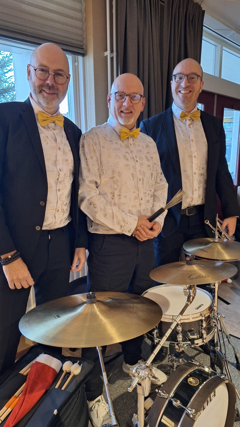 Customer photo review of Herren Glänzendes Langarm Weiß Weihnachtshemd