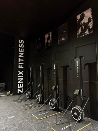 Kundenfoto von mehreren schwarzen MagnaSki Ski Ergometern, die in einem Fitnessstudio aufgereiht sind.