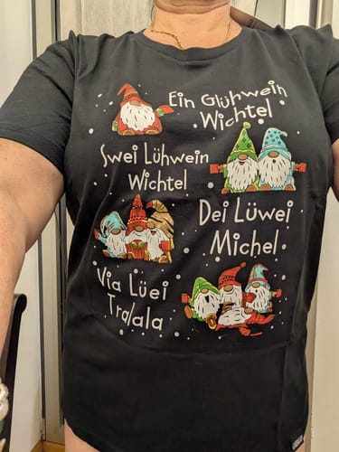 Rezensent trägt das dunkelgraue 'Ein Glühwein, swei Glühwein Wichtel' T-Shirt mit dem lustigen Wichtel-Aufdruck.