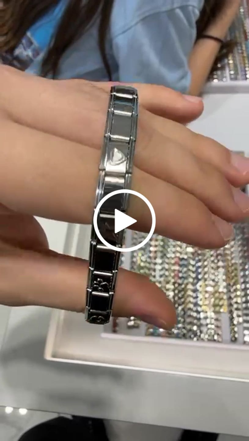 Customer video review of Charm Inicial Dorada