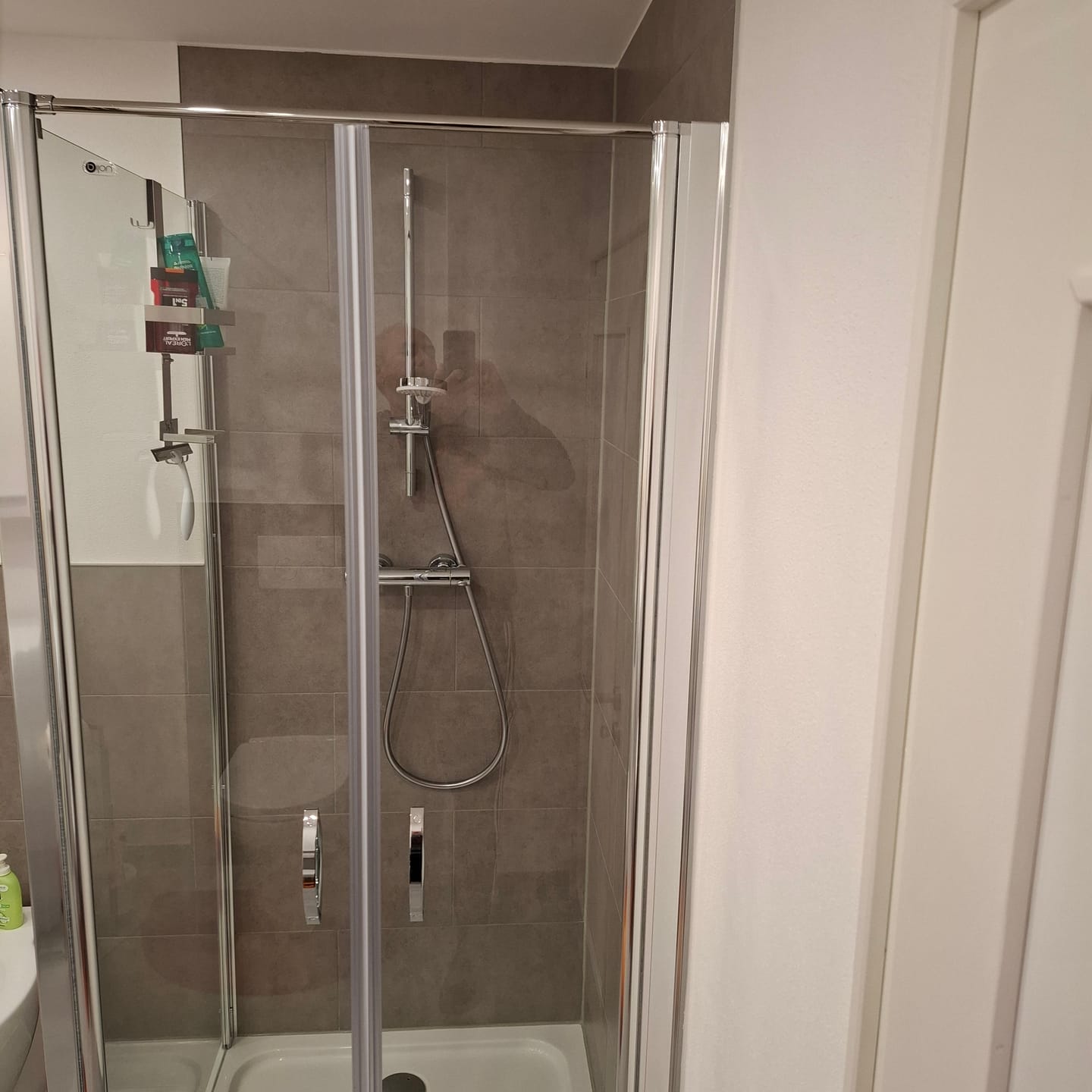Customer photo review of Eckdusche Duschkabine mit Pendeltür, 6mm ESG, Klarglas - Tür 90cm, Höhe: 195cm