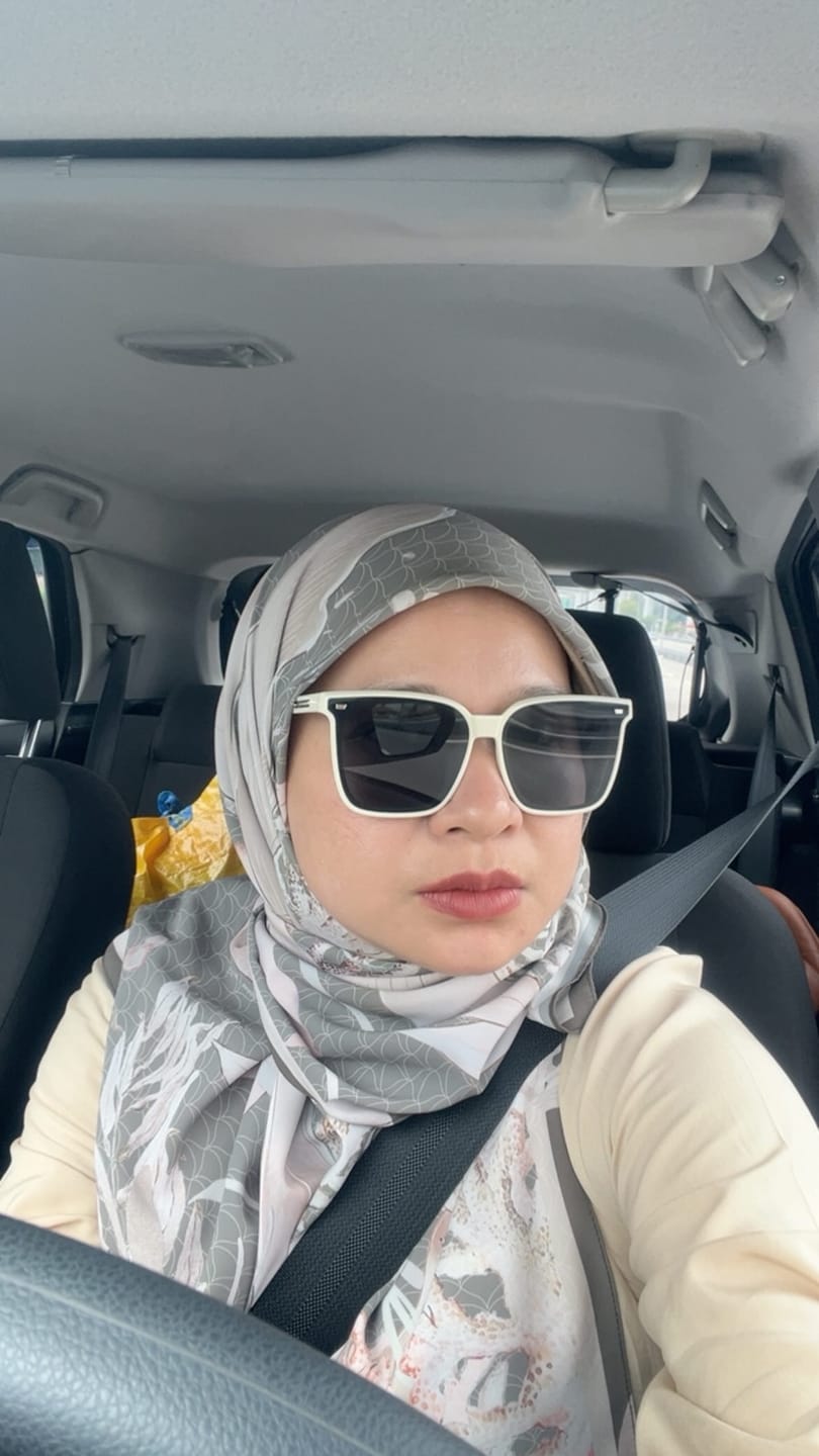 Customer photo review of Cleo Square Framed Sunglasses