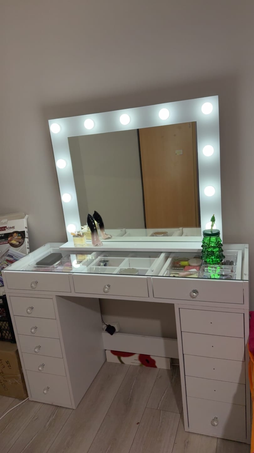 Customer photo review of Rani BJ118 Hollywood Işıklı Aynalı Kulis Makyaj Masası Cam Tablalı 13 Çekmeceli Takı Düzenleyici Beyaz