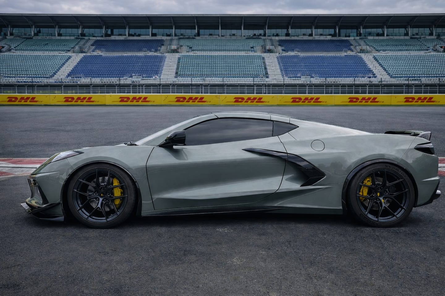 Customer photo review of Chevrolet Corvette C8 DRY CARBON FIBER Side Wheel Fender