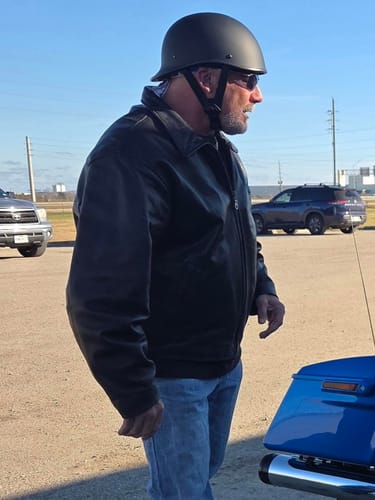 Customer wearing the black Polo Switchback helmet, showing its low-profile fit from the side.