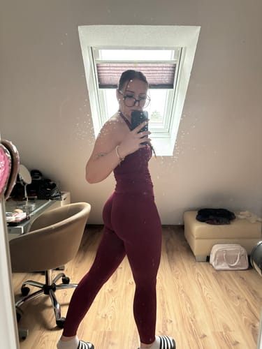 Customer photo review of UNITY V-Shape Scrunch Leggings - Bordeaux Red (Limited Edition)