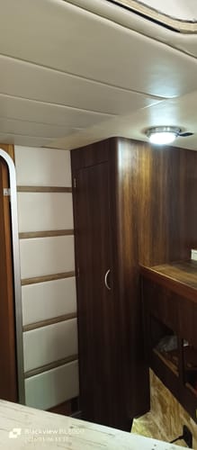 Kundens skap med buet hjørne, fornyet med den mørke Warm walnut kontaktplasten.