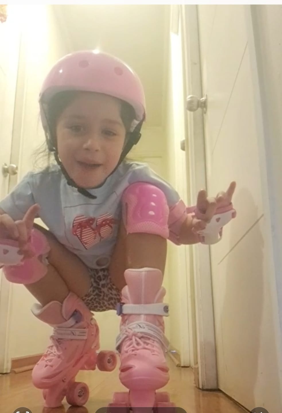 Customer photo review of Patin Rosa 4 Ruedas Ajustable + Set Protección Casco Urbano