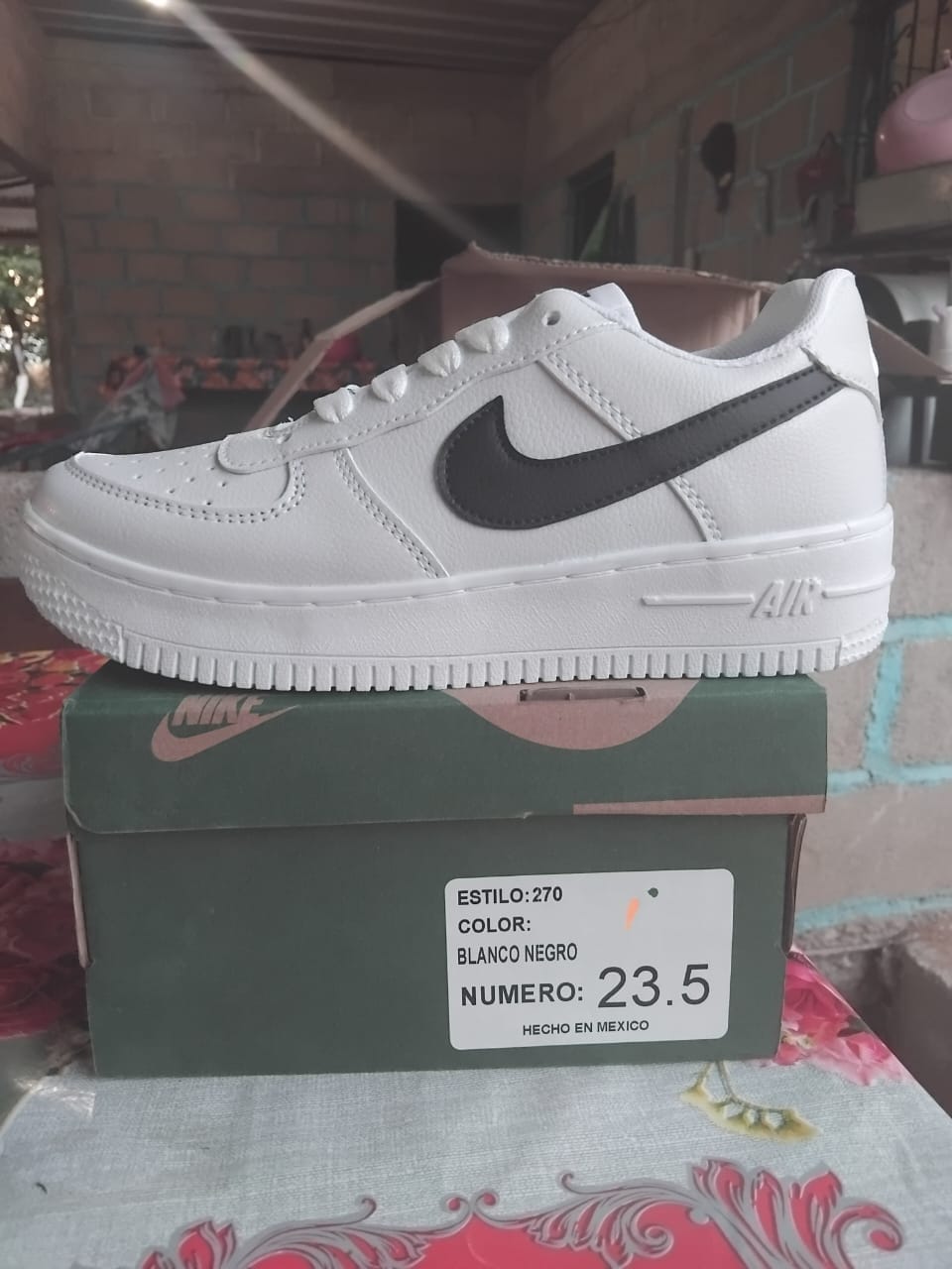 Customer photo review of Tenis 270 Blanco Negro