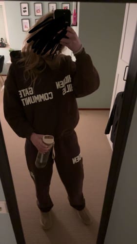 Customer photo review of GATED COMMUNITY STRAIGHT LEG SWEATPANTS DARK BROWN