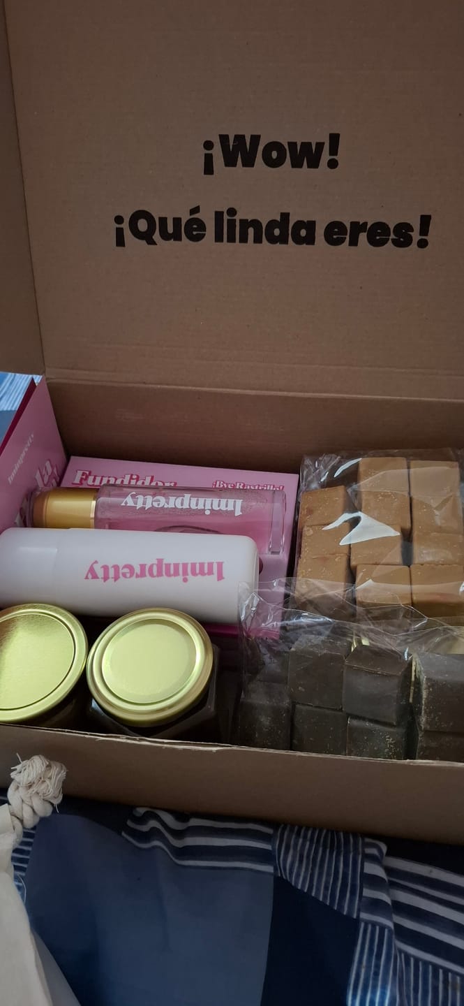 Customer photo review of Kit 1minpretty: 2 tarros de cera + fundidor + refill + exfoliante + crema pepino + agua rosas + talco para depilar con envío gratis mx