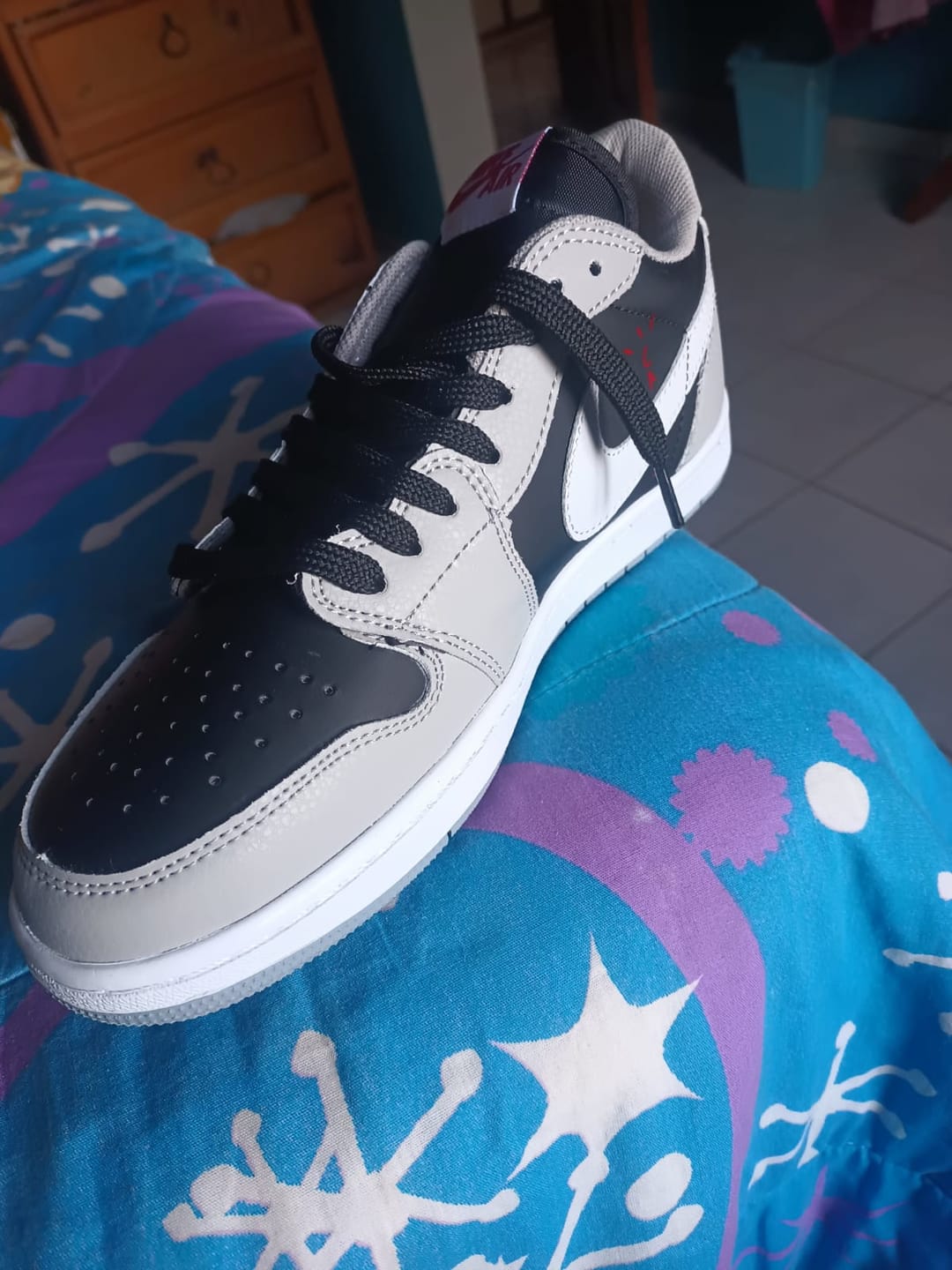Customer photo review of Tenis Travis Low Concreto Negro