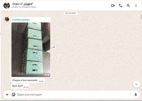 Cliente mostrando várias caixas verdes da Cesta de Natal Hematita empilhadas.