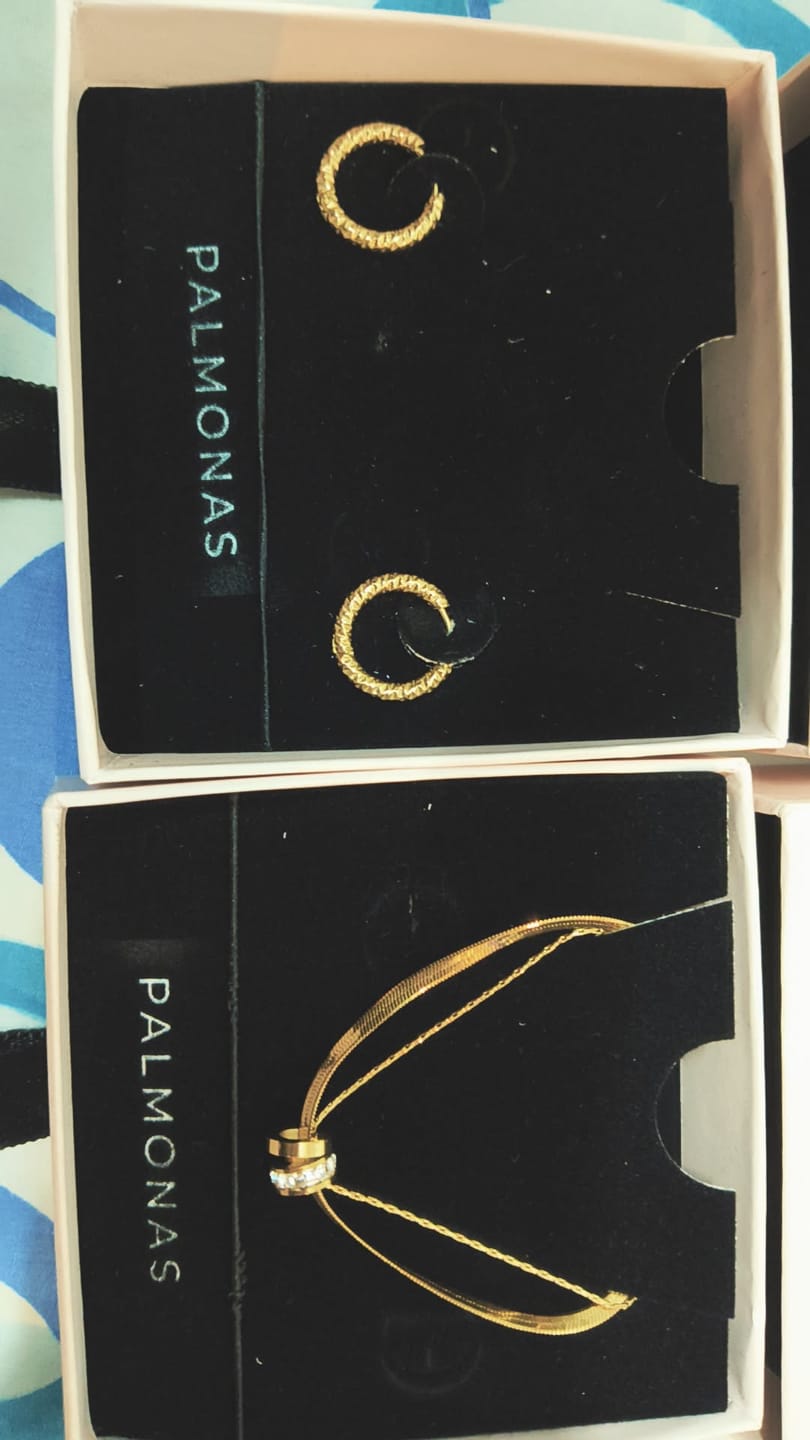 Customer photo review of Textura Luxe Hoops
