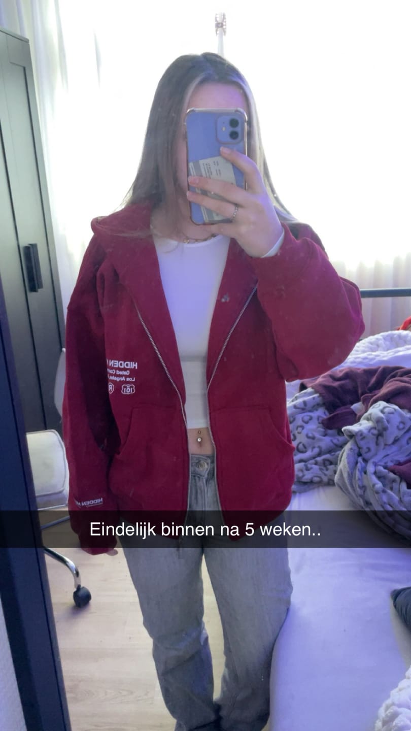 Kundenbewertung mit Foto von LABEL ZIP HOODIE BURGUNDY