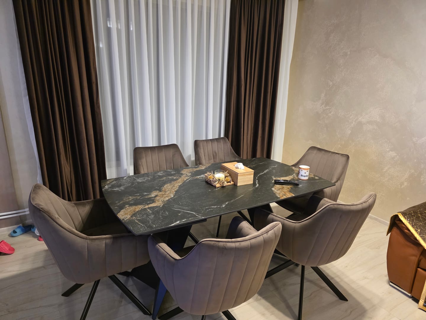 Customer photo review of Masa extensibila ARMANI, negru cu efect de marmura/negru, piatra sinterizata/otel, 165-241x90x77 cm