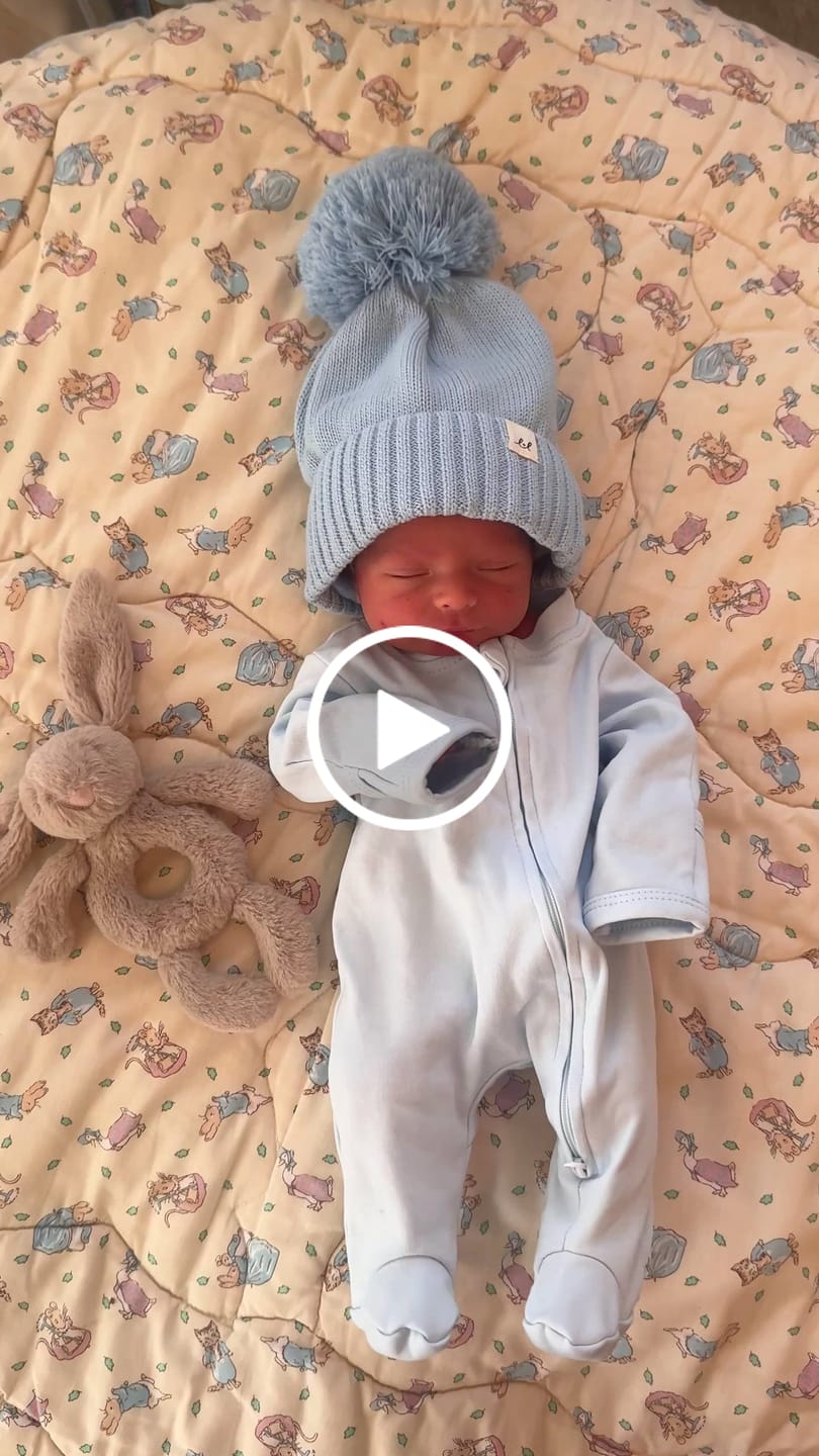 Customer video review of Luna + Luca Pom Beanie - Powder Blue