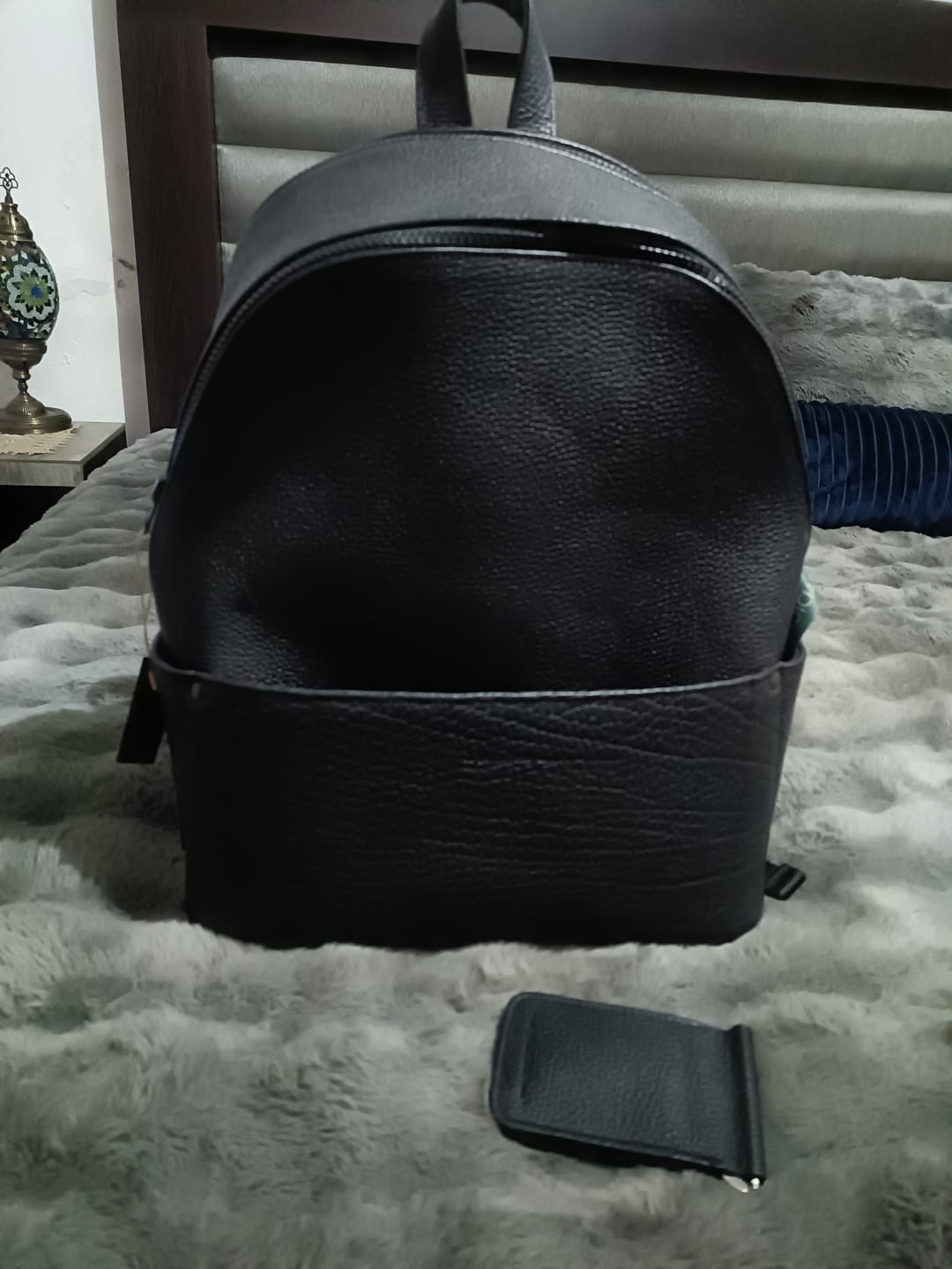 Customer photo review of Backpack Leonel Negro/cuello de toro