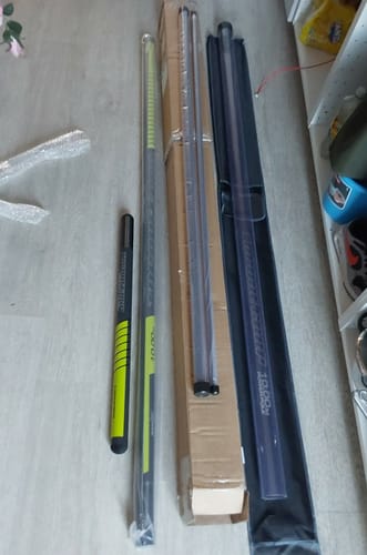 Klant toont de uitgepakte TORQUE CARP POWER TOP KIT, uitgestald op de vloer met de verpakking.