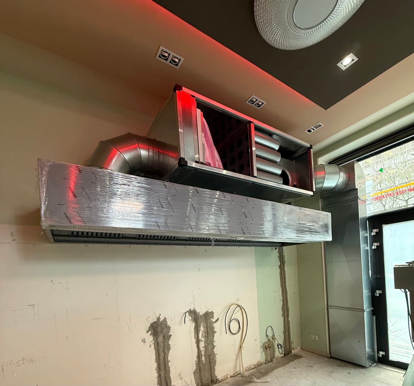 Customer photo review of RVS Afzuigkap Horeca Doosmodel met led verlichting 3600x1000x400mm