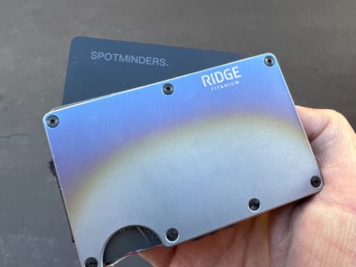 Customer showing the black SPOTMINDERS Tracking Card fitting inside a metallic Ridge wallet.