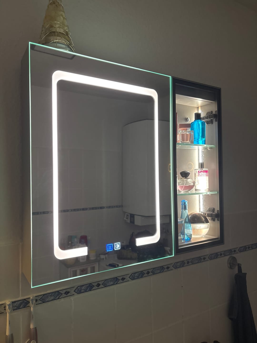 Customer photo review of SONNI Spiegelschrank Bad mit Beleuchtung LED Spiegelschrank mit Glasvitrine und Ambientebeleuchtung, Glasboden, Anti-Beschlag, Steckdose, 3 Lichtfarben, Dimmbar, Vollständig Montiert