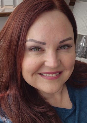 Reviewer smiling in a close-up photo, wearing full Classique Length D curl lashes.