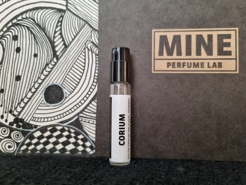 Recensione di un cliente che mostra il campione di profumo "CORIUM" del Set campioni orientali e legnose.