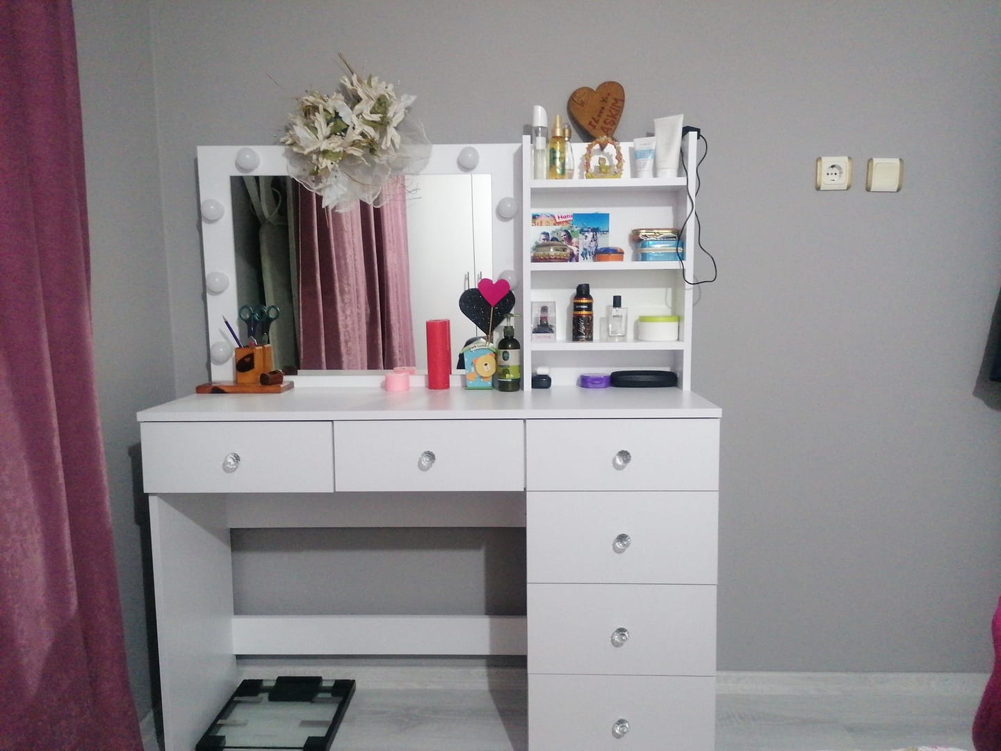 Customer photo review of Rani BJ127 Hollywood Işıklı Aynalı Kulis Makyaj Masası 6 Çekmeceli Takı Düzenleyici Beyaz