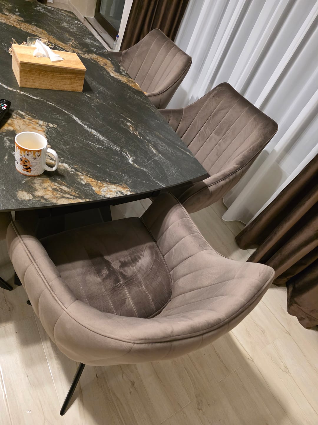Customer photo review of Scaun rotativ AZALIA, cappuccino/negru, stofa catifelata/metal, 61x58x86 cm