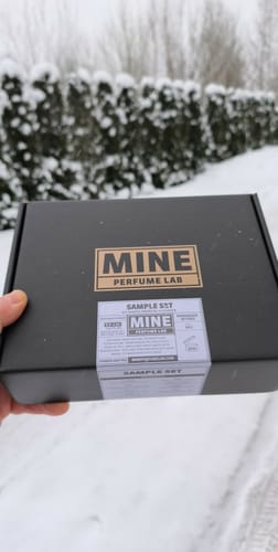 Recensore mostra la confezione del Set campioni orientali e legnose in un'ambientazione innevata.