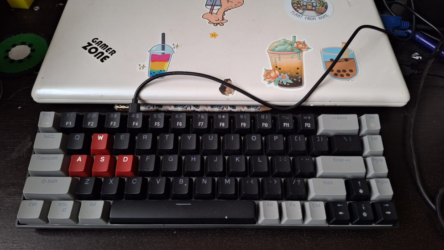 Customer photo review of Tastatura Mecanica Gaming Timebox, 60%, Lumini LED, 68 taste, cu cablu Type-C, Red Swtich, Portabila, Negru Gri