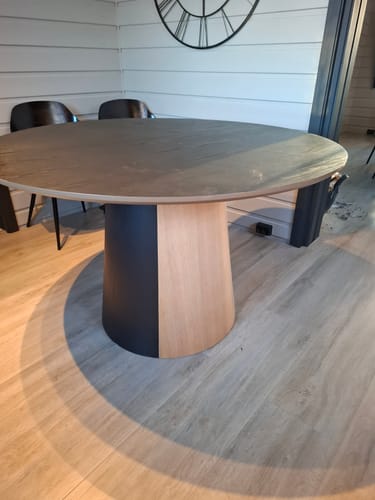 Anmelderens runde bordfot, delvis dekket med Treverk sort matt kontaktplast.