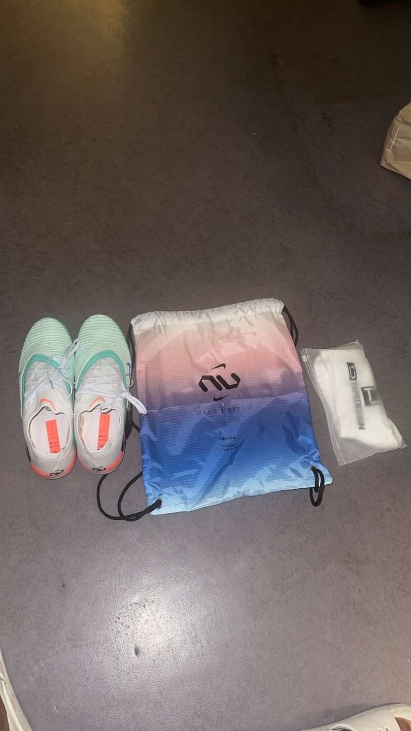 Customer photo review of PHANTOM 6 ELITE LOW CUT UNITED PACK 002 -BLANC/TURQUOISE/VIOLET