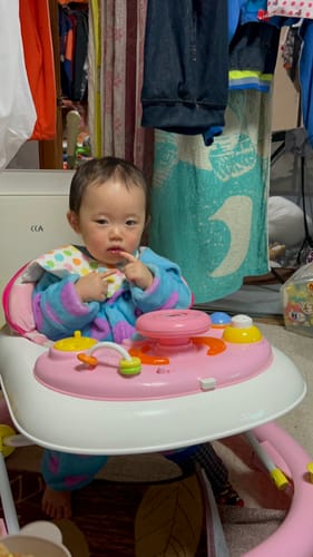 レビューの一環として投稿された、ベビーウォーカーに乗っている赤ちゃんの画像。