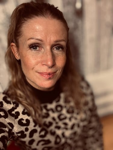 Kundin in Nahaufnahme, die das natürliche Ergebnis des ALL-IN-ONE Wimpern Kits mit eleganten Wimpern zeigt.